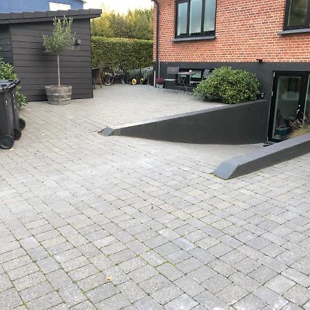 Nyistandsat Hojloftet Kaelderlejlighed Pa 70 M2 I Viborg Centrum, Med Plads Til 4 Personer Екстериор снимка