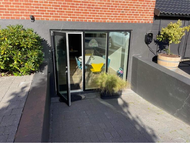 Nyistandsat Hojloftet Kaelderlejlighed Pa 70 M2 I Viborg Centrum, Med Plads Til 4 Personer Екстериор снимка